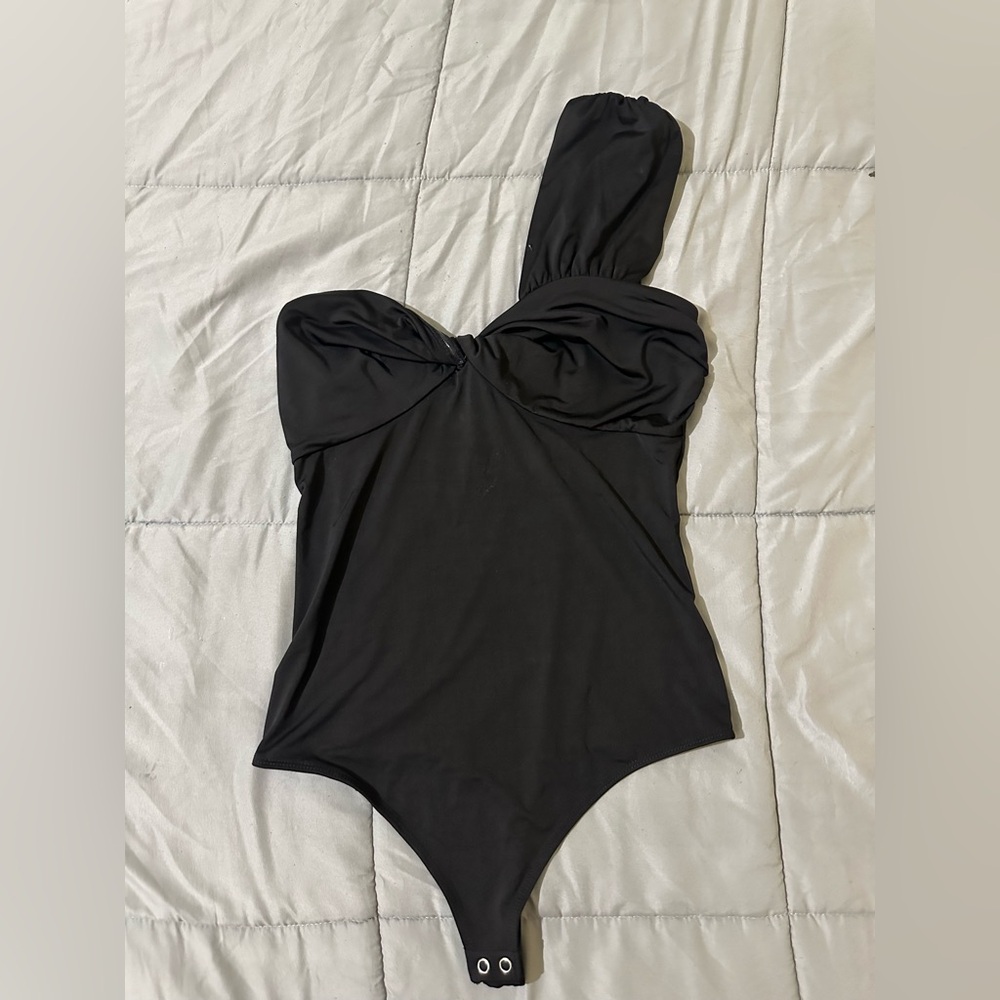 EXPRESS Black One Shoulder Bodysuit Size M